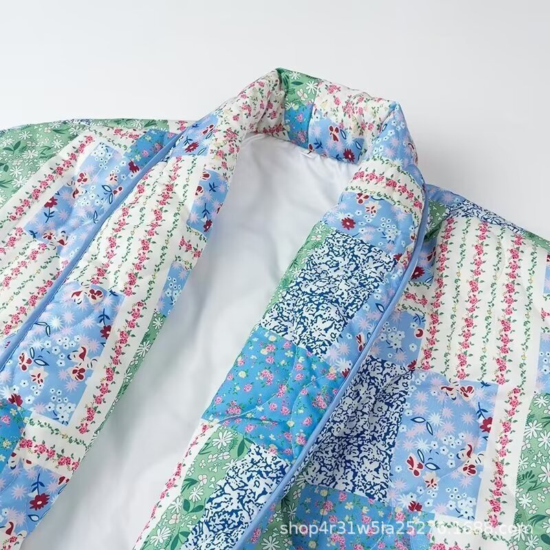 Dames Patchwork Polstret Jakke med Blomstermønster og Praktiske Sidelommer Skjora