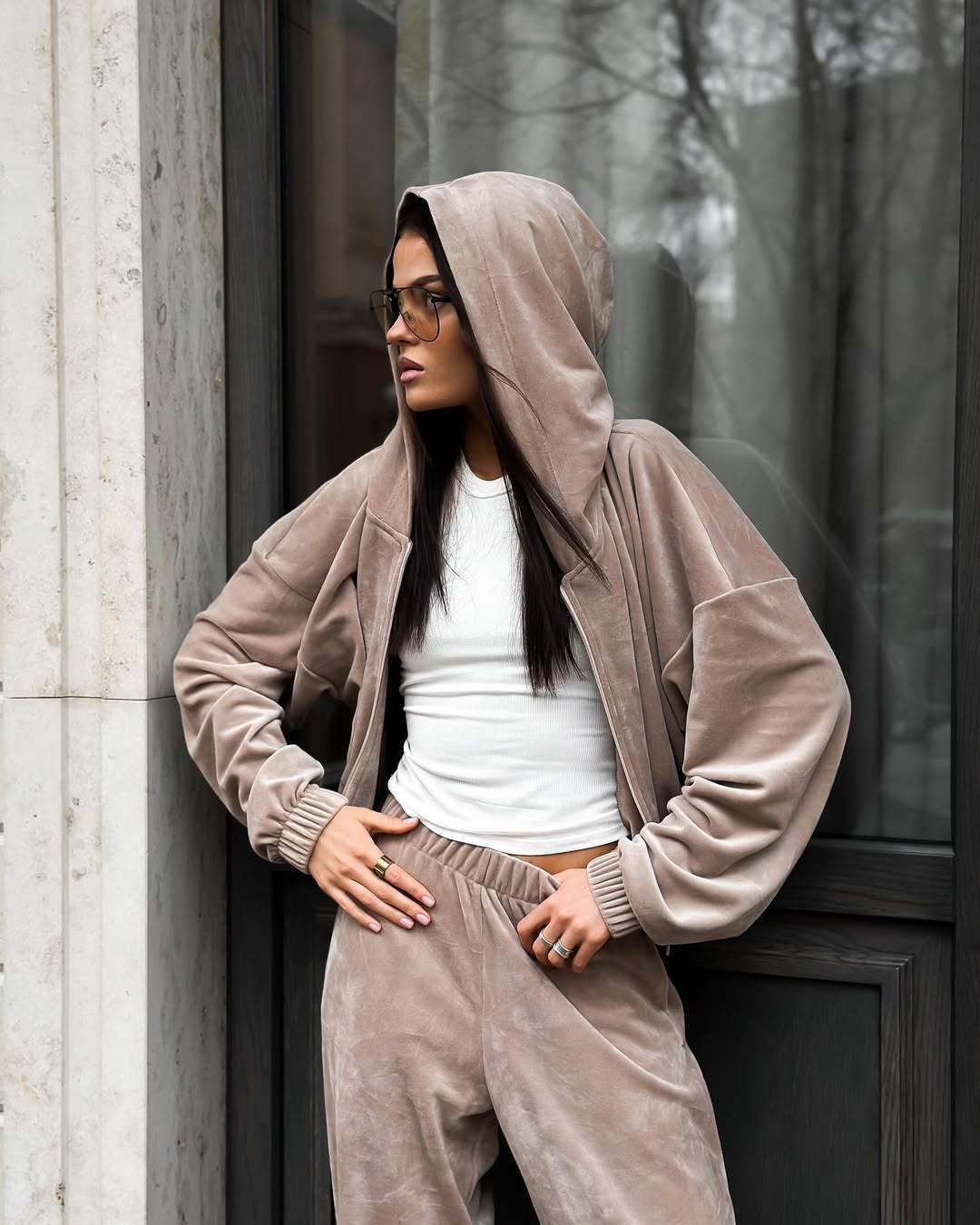 Kvinnors plysch fritidsset med oversized jacka och elastiska byxor Skjora