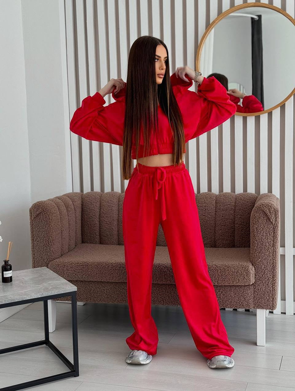 Kvinnelig elegant velour lounge-sett med cropped jakke og vid passform Skjora