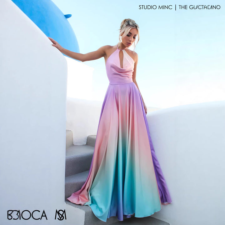 Kvinnelig Elegant Maxi Kjole med Stilfull Halter Neck og Glatt Satin Utseende