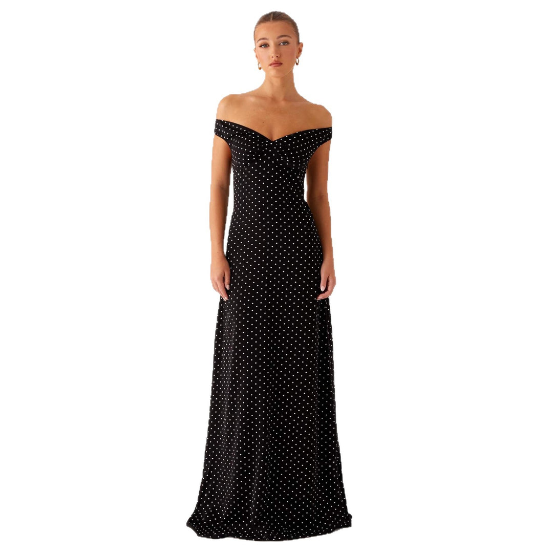 Dame kveldsdrakt med off-shoulder-design og elegant prikkemønster Skjora