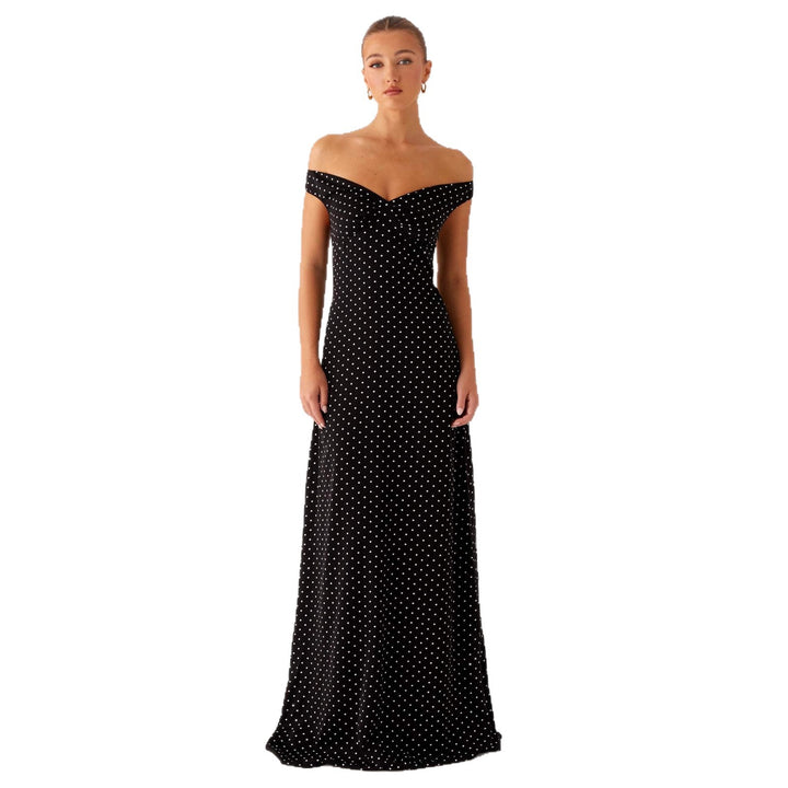 Dame kveldsdrakt med off-shoulder-design og elegant prikkemønster Skjora