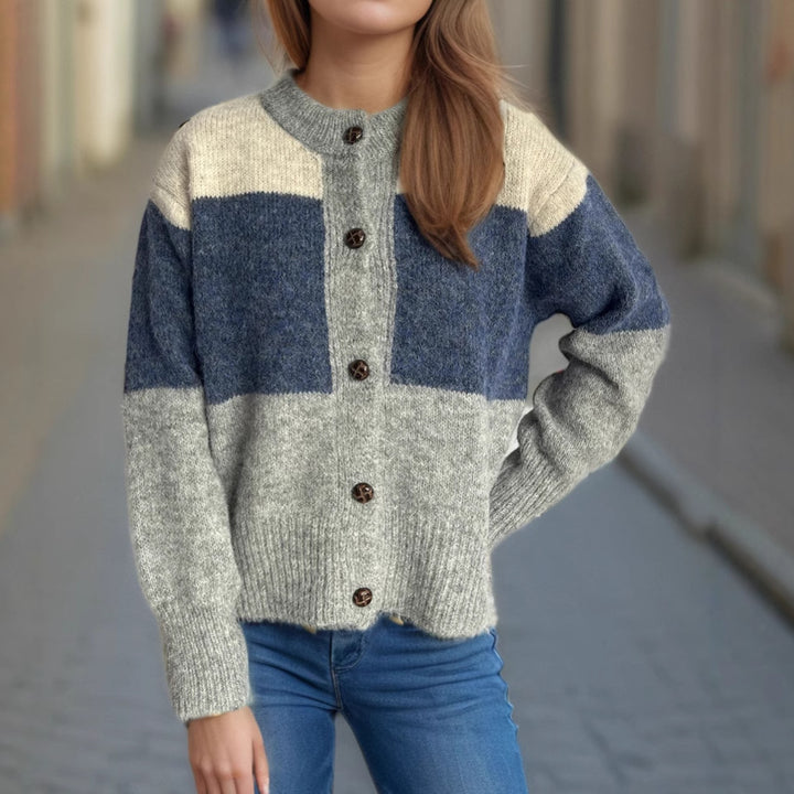 Kvinnelig koselig cardigan med fashionable fargeblokkdesign og dekorative knapper Skjora