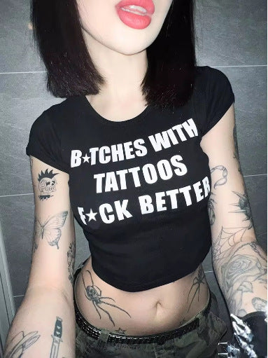 Dame Crop-Top med kreativ grafisk design og moderne skrift Skjora