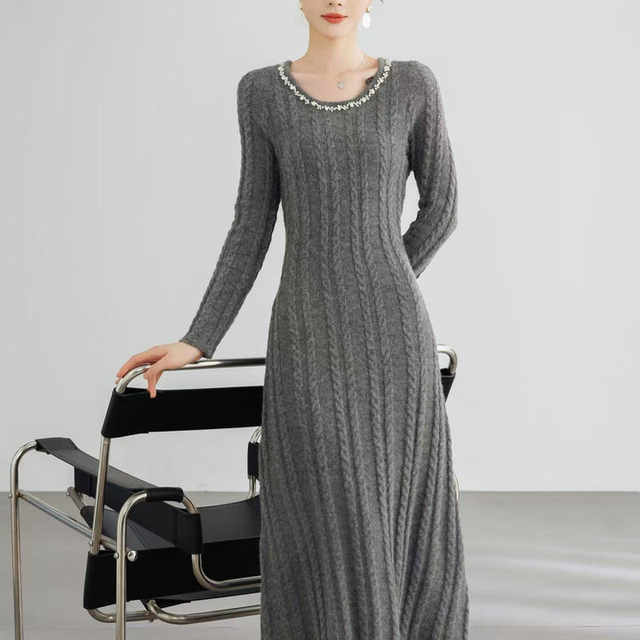 Dame Elegant Strikkeklær med Kabelmønster og Dekorative Detaljer Skjora