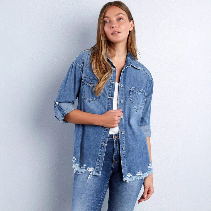 Dame Denim-bluse med hjerte-applikasjon og frynsete kant Skjora