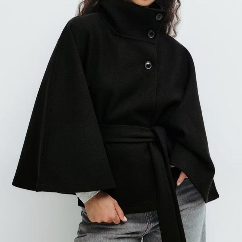 Kvinnes trendy oversized omslagsjakke med høy krage og belte Skjora