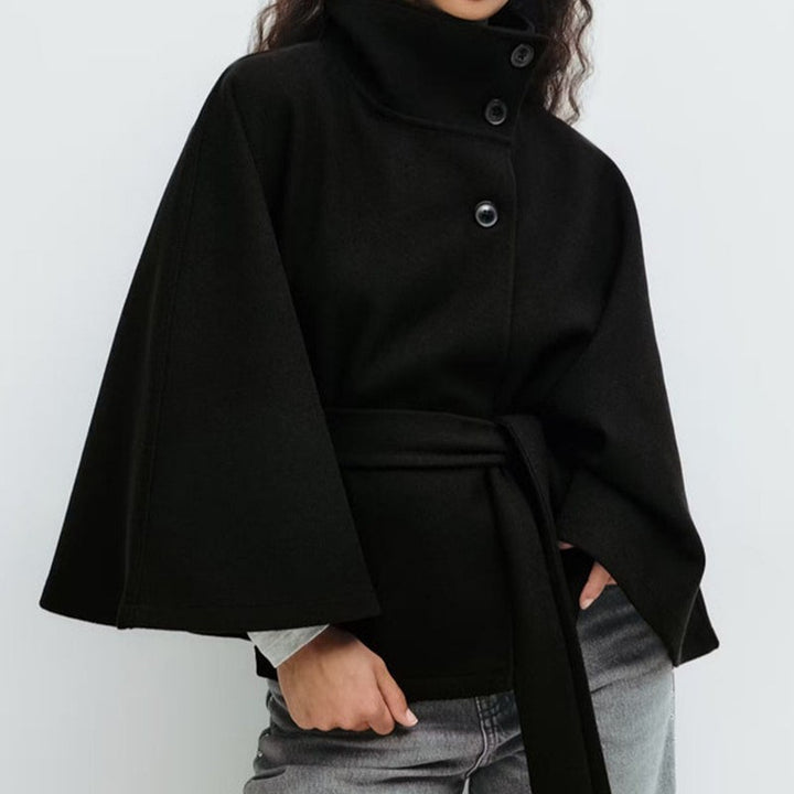 Kvinnes trendy oversized omslagsjakke med høy krage og belte Skjora
