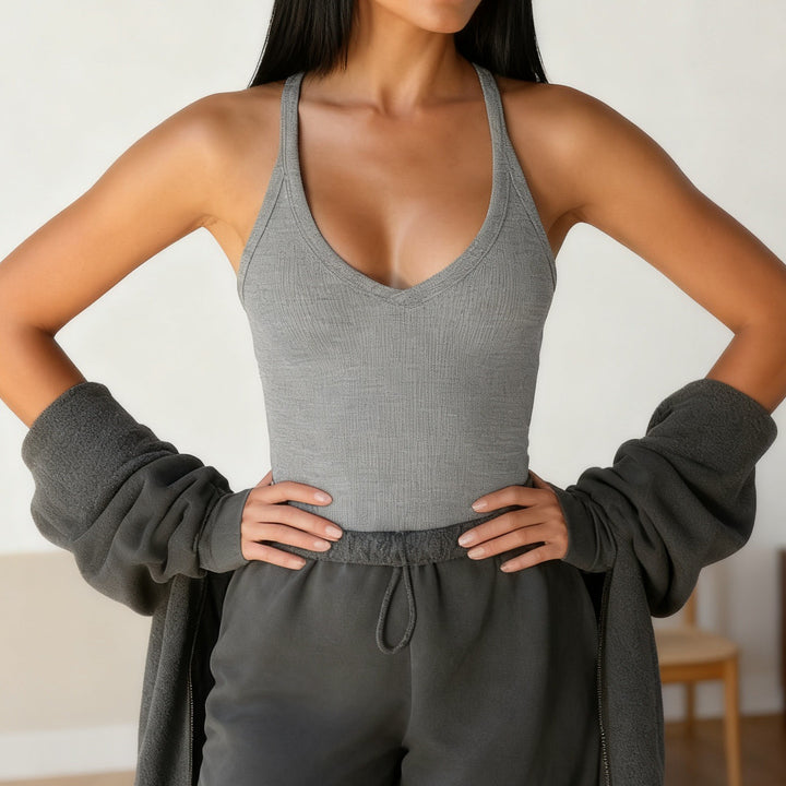 Damer Sporty Vest med dyp V-hals og justerbare stropper Skjora