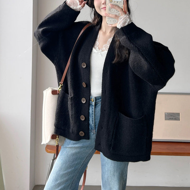 Kvinnes chunky strikket cardigan med elegante knappdetaljer og praktiske lommer Skjora