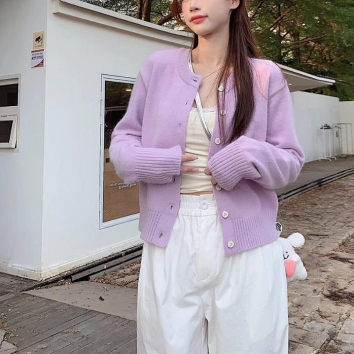 Kvinnes elegant kortermet cardigan med knappe-detaljer og fin vev Skjora