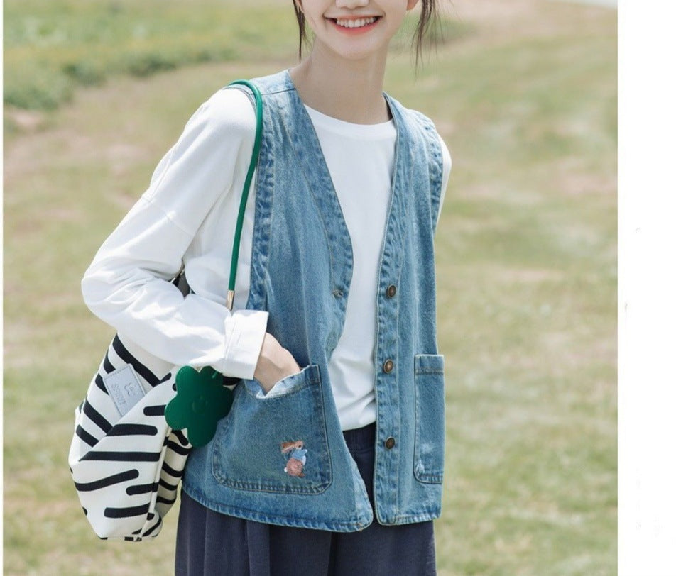 Kvinnens fashionable denimvest med lommer og knappedetaljer Skjora