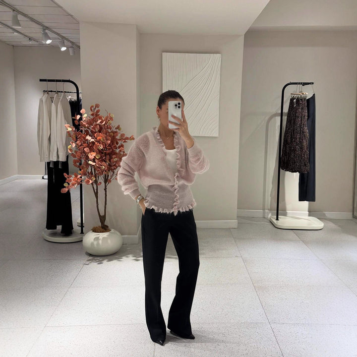 Dame cardigan med lekent volangdesign Skjora