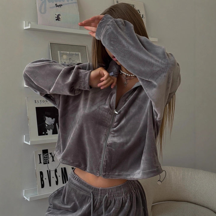 Kvinnelig sporty velour loungewear-sett med glidelås og hette Skjora