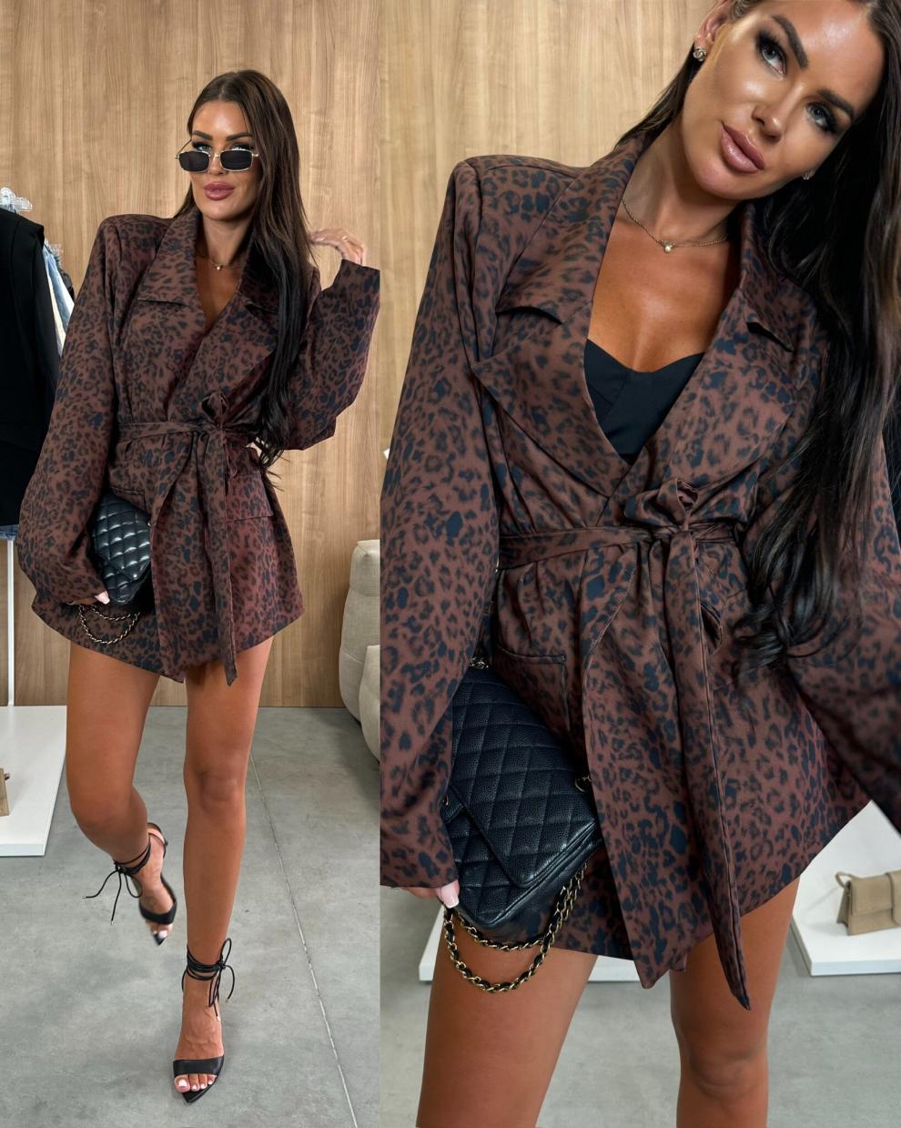 Kvinnes Blazer Kjole med Dyreprint og Moderne Belte Skjora
