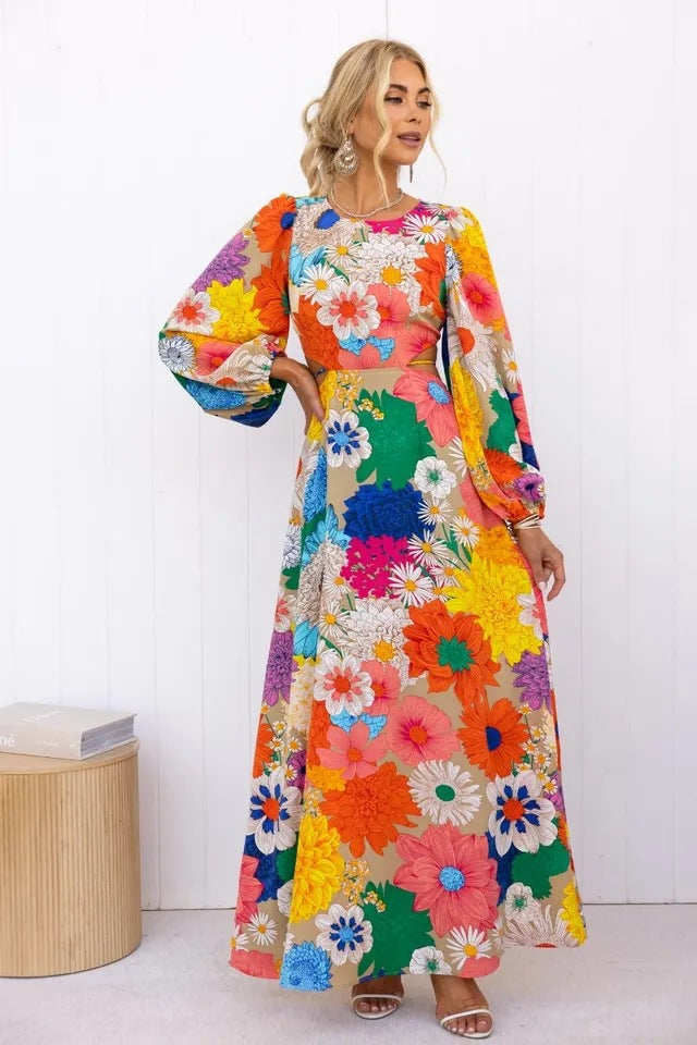 Kvinne blomster maxi kjole med voluminøse ermer og helårs blomstertrykk Skjora