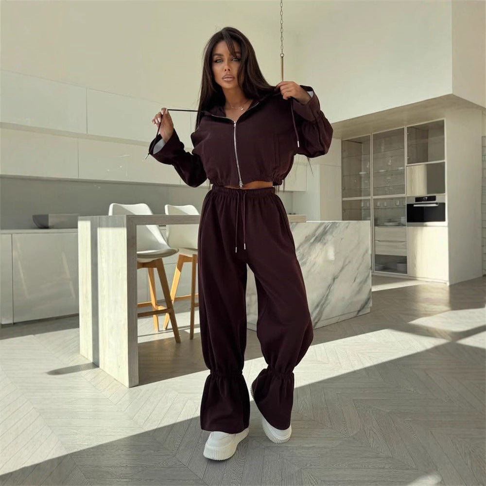 Damer sporty to-dels sett med cropped hettegenser og vide bukser Skjora