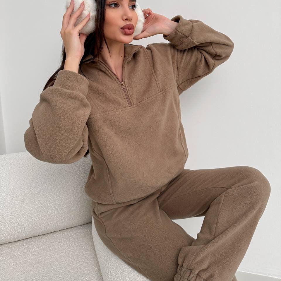 Kvinnlig komfortabel fleece treningsdress sett med høy krage og elastiske mansjetter Skjora
