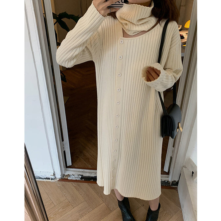 Kvinnesk knitted kjole med høy krage og knappelukking Skjora