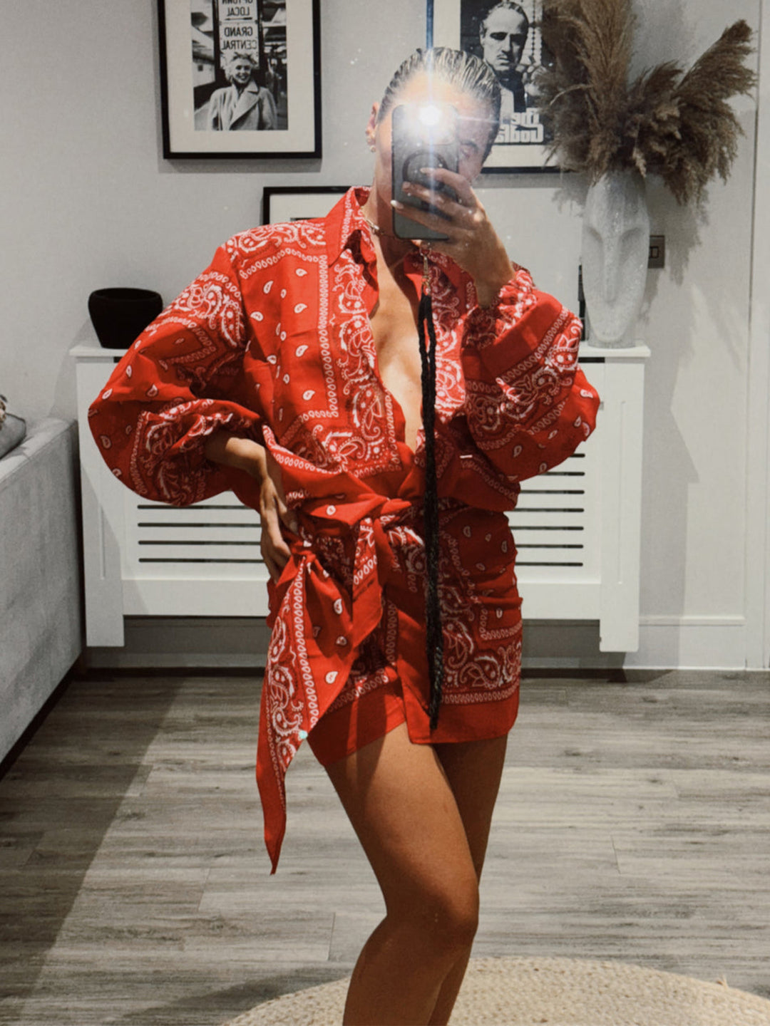 Kvinnes kimonojakke med elegant bandana utseende og justerbart design