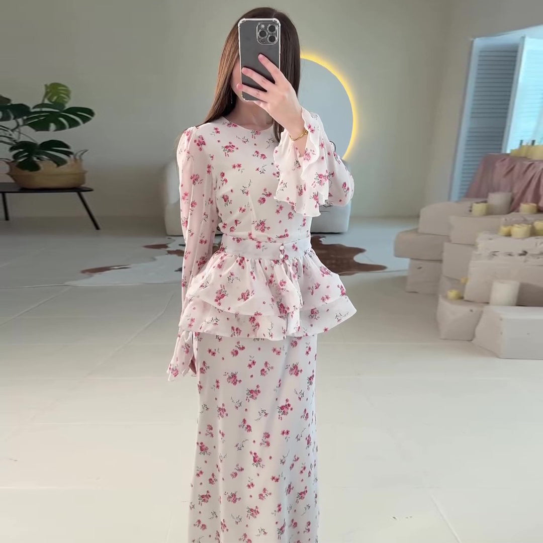 Kvinne maxi kjole med voluminøs peplum og blomsterdetaljer