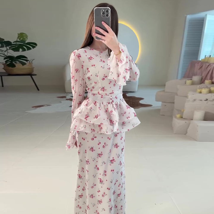 Kvinne maxi kjole med voluminøs peplum og blomsterdetaljer