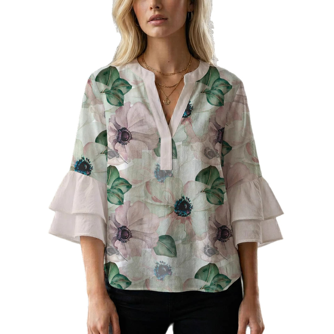 Damebluse med voluminøse ermer og blomsterdesign Skjora