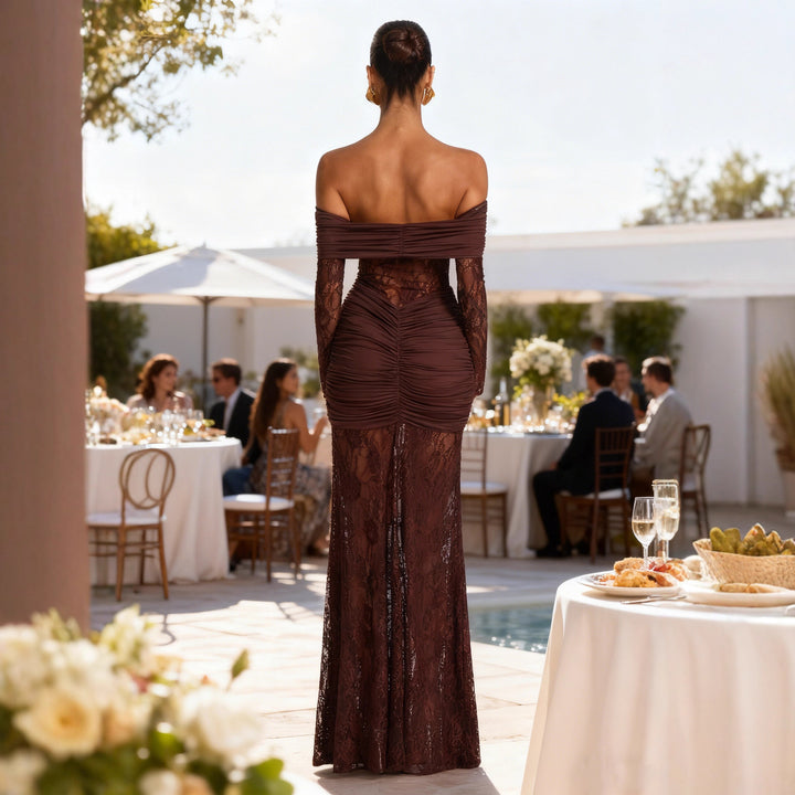 Kvinne Elegant Blonde Kvelds kjole med Off-the-Shoulder Silhuett og Raffinerte Volanger Detaljer