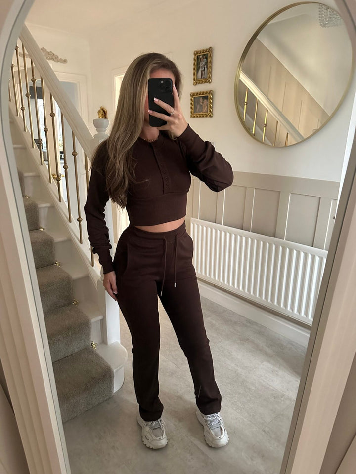 Kvinnens uformelle fritidssett med kort sweatshirt og komfortable joggebukser Skjora