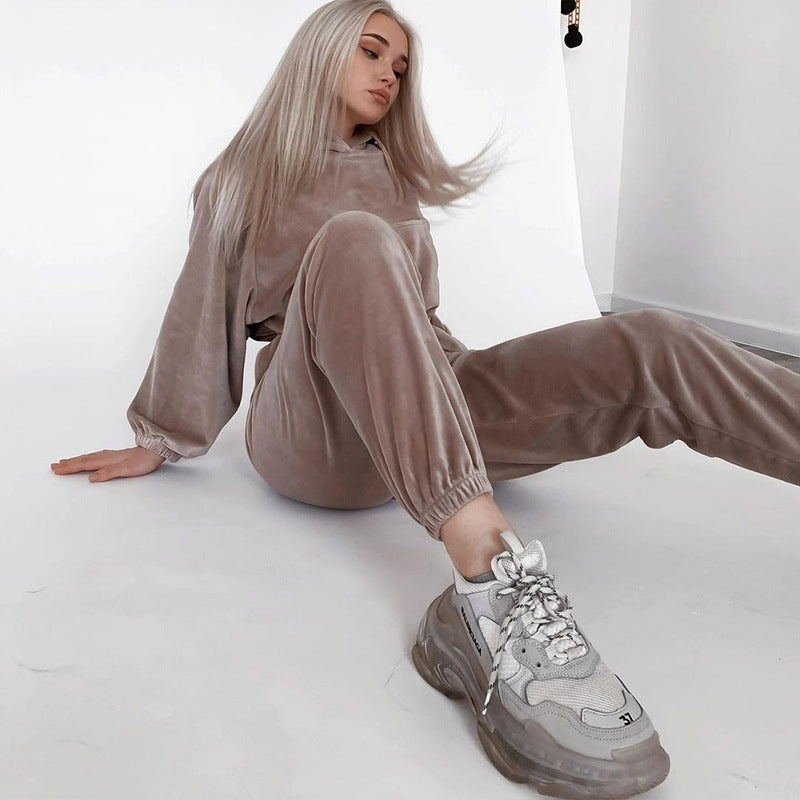 Kvinne loungewear sett laget av myk velour med cropped hettegenser og elastiske bukser Skjora