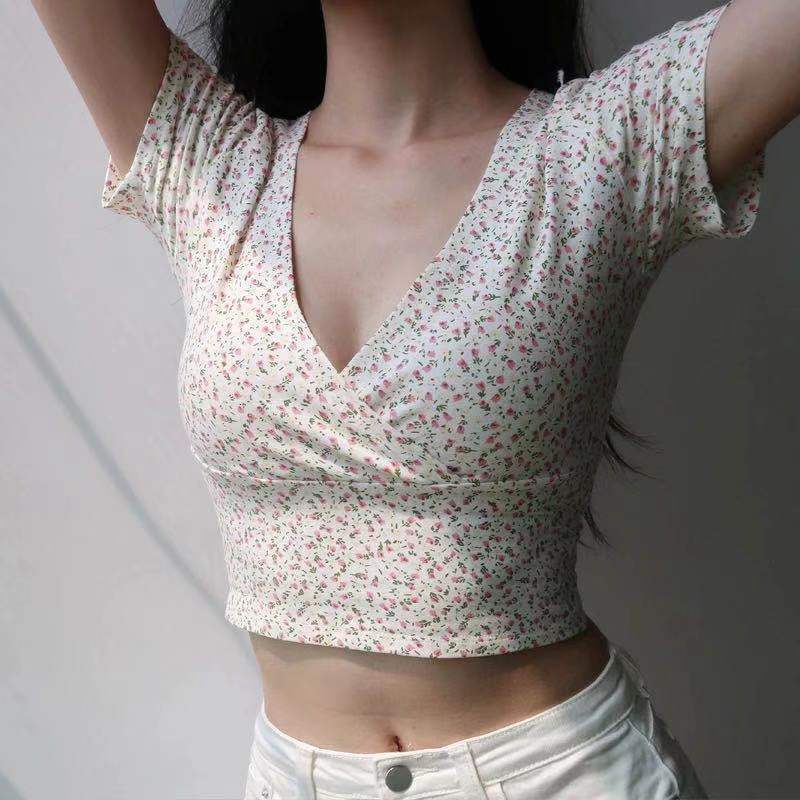 Kvinne crop top med blomster mønster og elegant V-hals