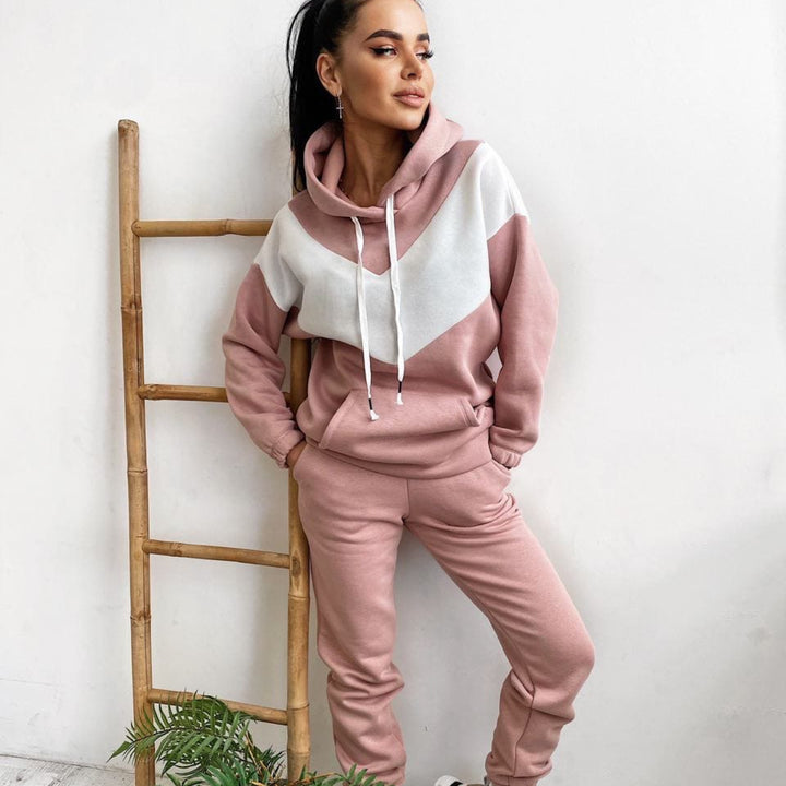 Kvinnors sportiga fritidsset med modern hoodie och joggingsbyxor Skjora