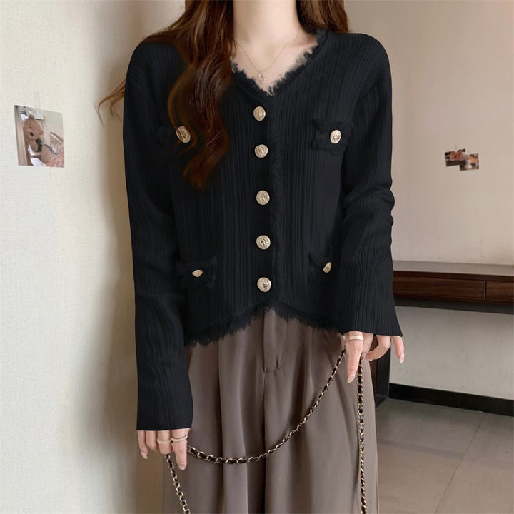 Kvinnelig komfortabel cardigan med subtile frynser og fashionable knapper