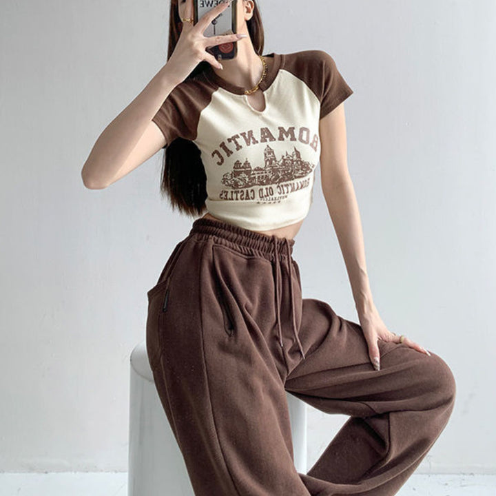 Dame cropped T-skjorte med unikt utsnitt og glad grafisk design Skjora
