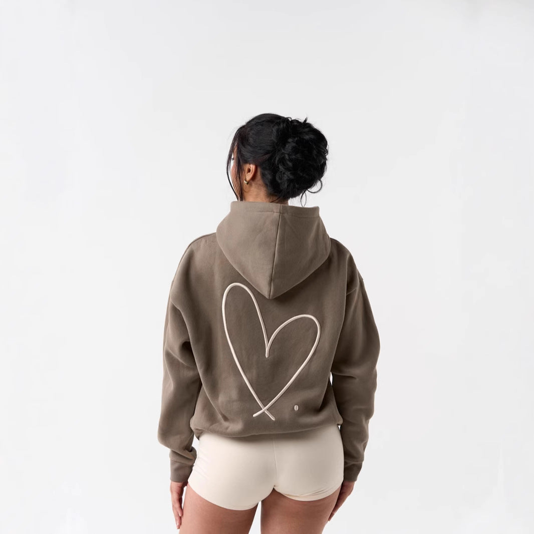 Dame het het sweatshirt med stor hjerte design og behagelige korte shorts Skjora