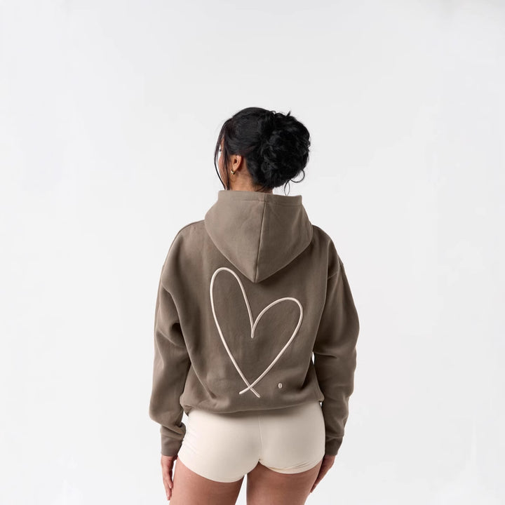 Dame het het sweatshirt med stor hjerte design og behagelige korte shorts Skjora