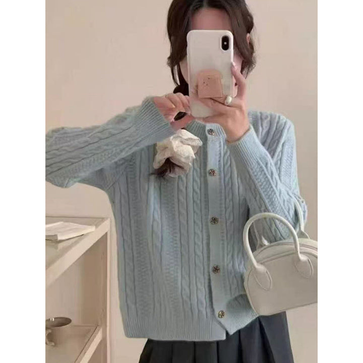Damer elegant cardigan med kabelmønster og dekorative knapper Skjora