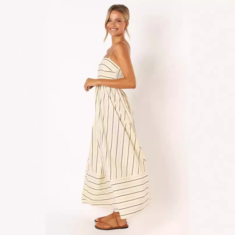Kvinnens maxikjole med smale spagettistrekk og elegante horisontale striper Skjora