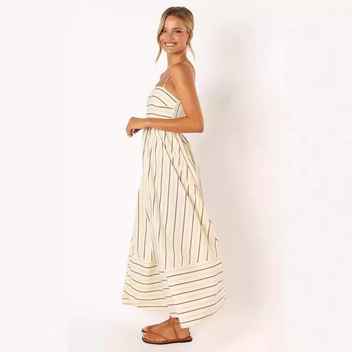 Kvinnens maxikjole med smale spagettistrekk og elegante horisontale striper Skjora
