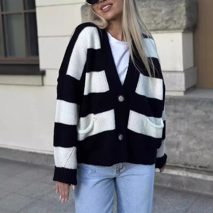 Kvinnes koselige oversized cardigan med moderne striper og lommer Skjora