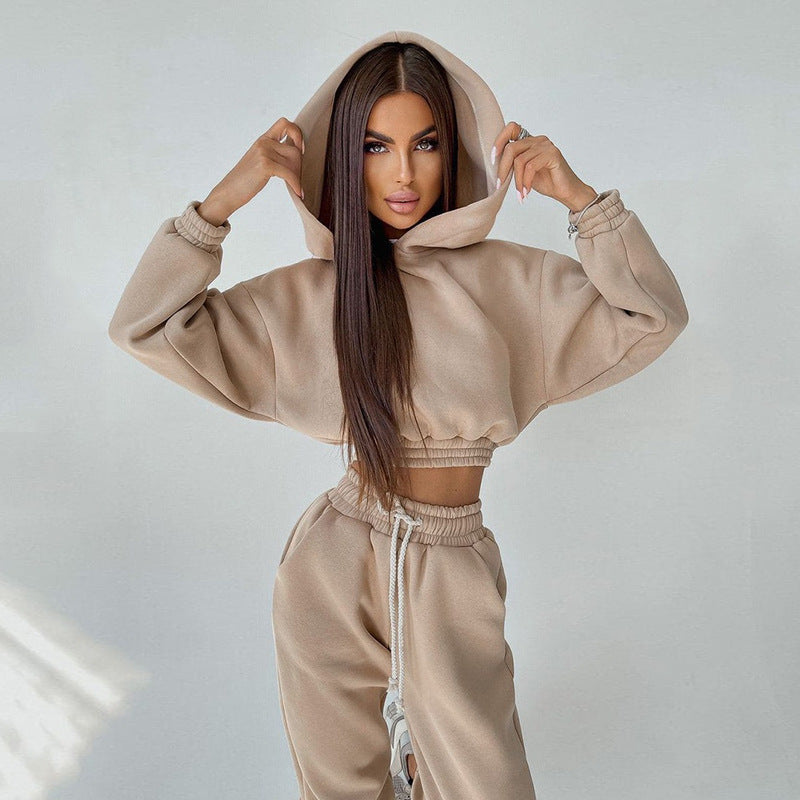 Kvinnelig sporty cropped sweat-set med elastisk midjebånd og praktiske lommer