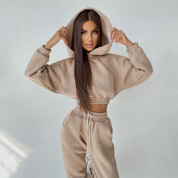 Kvinnelig sporty cropped sweat-set med elastisk midjebånd og praktiske lommer