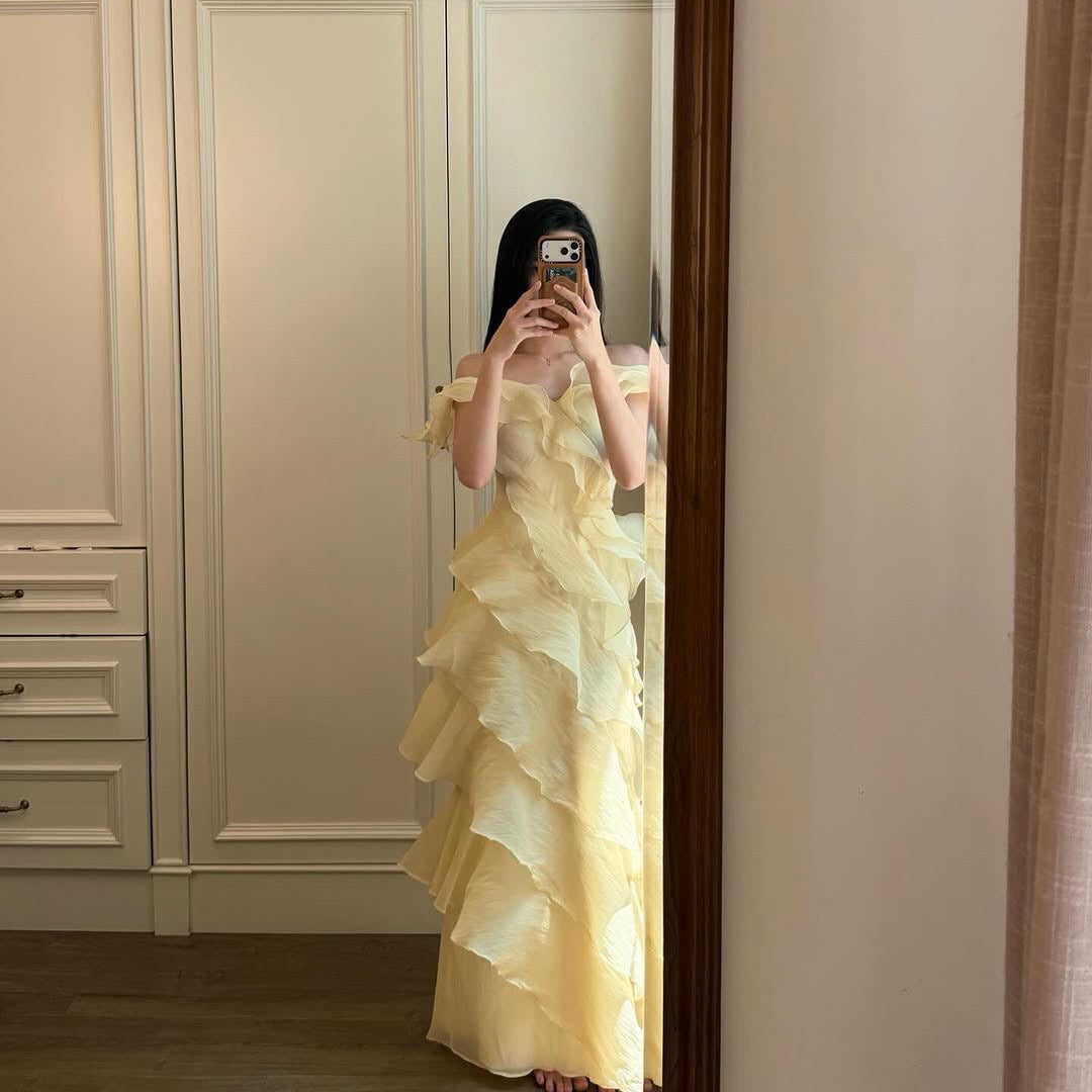 Dame Maxikjole med elegant vannfall-volangdesign og off-shoulder stropper Skjora