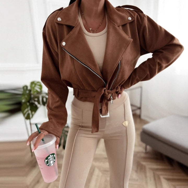 Dame elegant og moteriktig faux skinn bikerjakke med belte Skjora