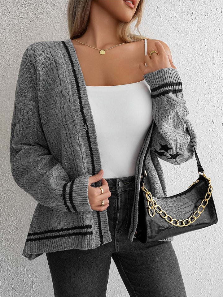 Dame chunky strikk cardigan med grafisk kabelmønster og dekorative knapper Skjora