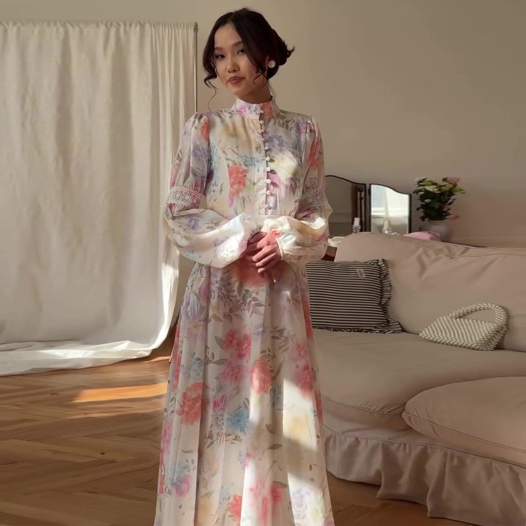 Dame maxi kjole med fint blomstermønster og elegante pufferm.