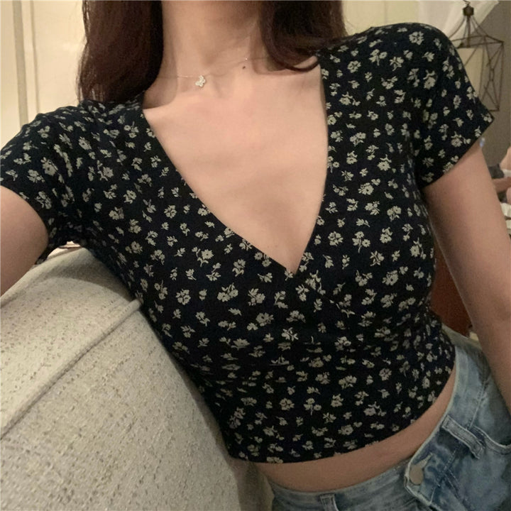 Kvinne crop top med blomster mønster og elegant V-hals