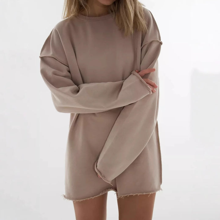 Kvinnens uformelle oversized pullover med stilige detaljer og frynset kant Skjora