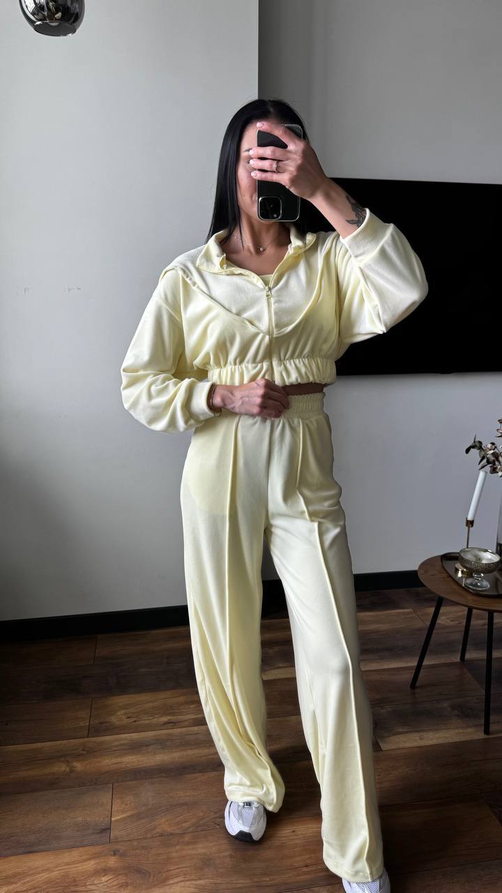 Kvinnes loungewear sett laget av luksuriøs velur med kort jakke og brede bukser