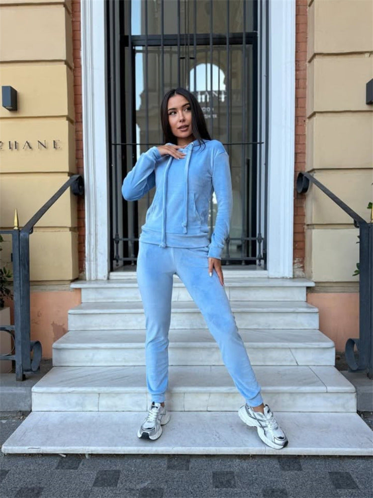 Kvinnelig elegant fløyels loungewear-sett med hette og elastiske mansjetter Skjora